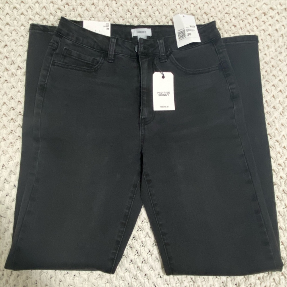 NWT Forever 21 Mid Rise Skinny Jeans Size 28🍁🍁